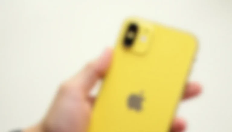 iPhone 11 coloris jaune tenu en main montrant le double capteur photo, modèle sorti le 20 septembre 2019